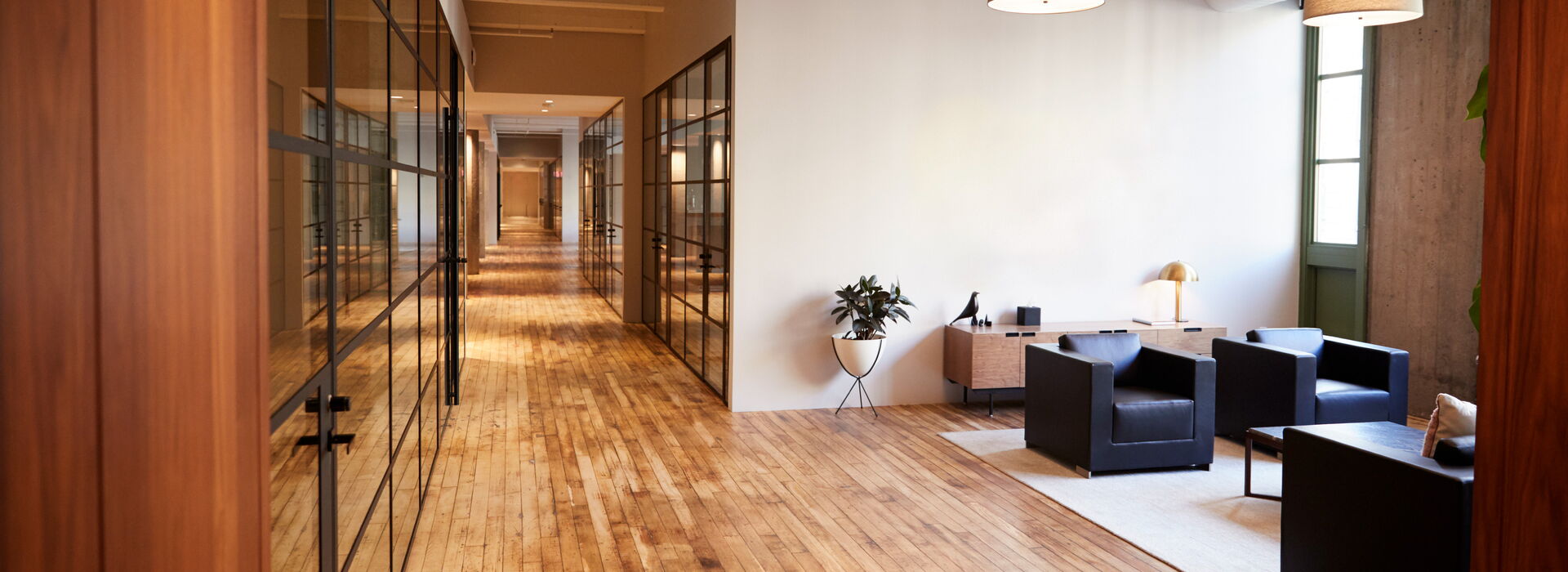 Stimmungsvolle Office-Lounge, Wartebereich mit Sesseln